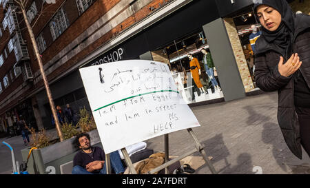 Eine Obdachlose ägyptischen Mann bittet um Hilfe in Arabisch und Englisch auf der Londoner Oxford Street, UK Stockfoto