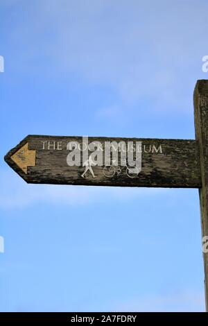 Wegweiser Richtung für das Dock Museum aus dem Channelside, Barrow-In-Furness, Cumbria, Großbritannien. Stockfoto