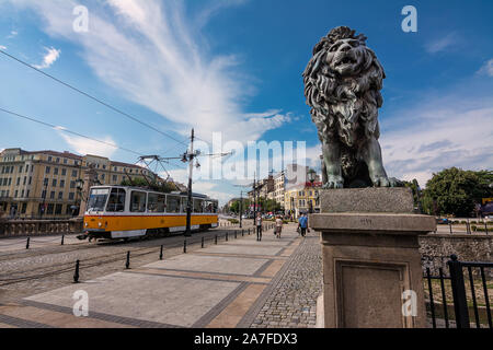 Sofia, Bulgarien - 25. Juni 2019: die Straßenbahn auf der Brücke der Löwen in Sofia Stockfoto