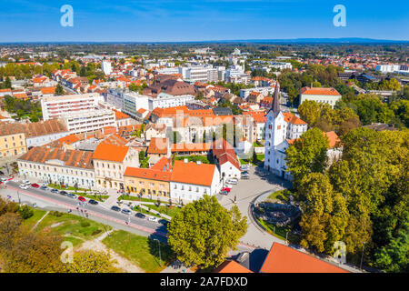 Kroatien, Stadt Sisak, Luftaufnahme vom Dröhnen der Altstadt und Turm der Kathedrale Stockfoto