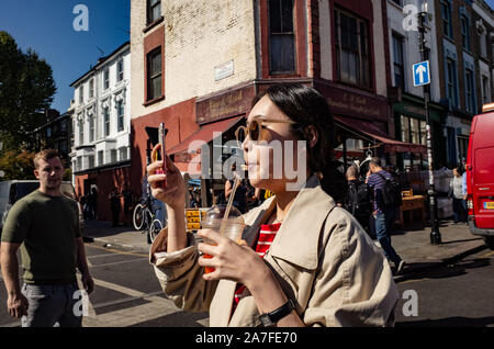 Selfie Zeit in der Londoner Portobello Road Market, London UK Stockfoto