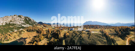 Tauplitz Berg in den österreichischen Alpen an einem schönen Tag im Herbst. Malerische panorama Blick. Stockfoto