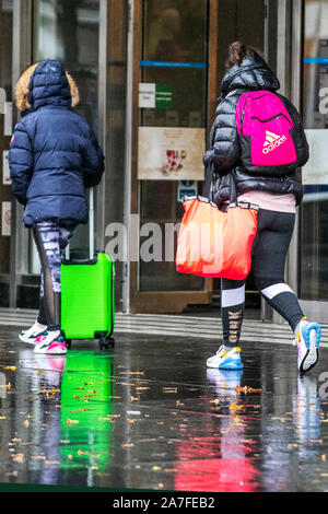 Southport, Merseyside. UK Wetter. 2 Nov, 2019. Regen Monat in nur 30 Stunden fallen, wie Met Office warnt vor schweren Merseyside Regengüsse. Merseyside für acht Tage Regen wie bleibt der Atlantik Hurrikan Pablo set fegt in. Credit: MediaWorldImages/Alamy leben Nachrichten Stockfoto