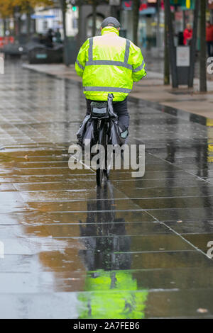 Southport, Merseyside. UK Wetter. 2 Nov, 2019. Regen Monat in nur 30 Stunden fallen, wie Met Office warnt vor schweren Merseyside Regengüsse. Merseyside für acht Tage Regen wie bleibt der Atlantik Hurrikan Pablo set fegt in. Credit: MediaWorldImages/Alamy leben Nachrichten Stockfoto