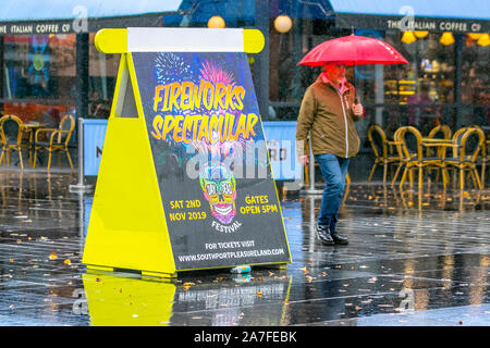 Southport, Merseyside. UK Wetter. 2 Nov, 2019. Regen Monat in nur 30 Stunden fallen, wie Met Office warnt vor schweren Merseyside Regengüsse. Merseyside für acht Tage Regen wie bleibt der Atlantik Hurrikan Pablo set fegt in. Credit: MediaWorldImages/Alamy leben Nachrichten Stockfoto