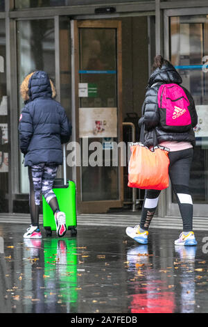 Southport, Merseyside. UK Wetter. 2 Nov, 2019. Regen Monat in nur 30 Stunden fallen, wie Met Office warnt vor schweren Merseyside Regengüsse. Merseyside für acht Tage Regen wie bleibt der Atlantik Hurrikan Pablo set fegt in. Credit: MediaWorldImages/Alamy leben Nachrichten Stockfoto