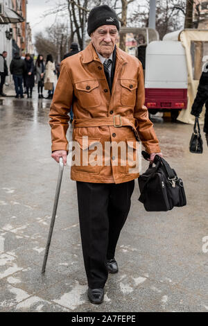 Ein gut gekleideter älterer Mann offen auf der Straße im Topf Stadt Odessa, Ukraine erfasst Stockfoto