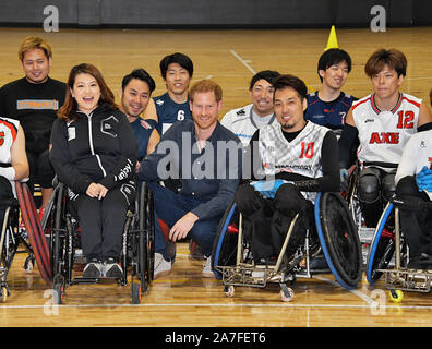 Tokio, Japan. 02 Nov, 2019. Prinz Harry, SEINE KÖNIGLICHE HOHEIT, Herzog von Sussex wirft mit para Athleten für Fotografen nach dem Boccia und Rollstuhl Rugby Training im Para-Arena in Tokio, Japan am Samstag, 2. November 2019. Auf einer Reise in die Krieger Spiele in den USA im Jahr 2013, Seiner Königlichen Hoheit, dem Herzog von Sussex sah aus erster Hand, wie die Kraft des Sports physisch, psychisch und sozial die Leiden von Verletzungen und Krankheiten. Quelle: UPI/Alamy leben Nachrichten Stockfoto