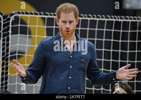 Tokio, Japan. 02 Nov, 2019. Prinz Harry, SEINE KÖNIGLICHE HOHEIT, Herzog von Sussex spricht mit para Athleten während den Rollstuhl Rugby Training im Para-Arena in Tokio, Japan am Samstag, 2. November 2019. Auf einer Reise in die Krieger Spiele in den USA im Jahr 2013, Seiner Königlichen Hoheit, dem Herzog von Sussex sah aus erster Hand, wie die Kraft des Sports physisch, psychisch und sozial die Leiden von Verletzungen und Krankheiten. Er wurde von seinem Besuch inspirieren und schuf das "Invictus Games Foundation' verwenden, macht der Sport Erholung zu inspirieren, Rehabilitation auf 2014. Quelle: UPI/Alamy leben Nachrichten Stockfoto