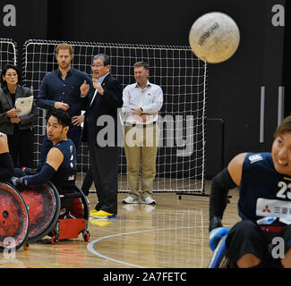 Tokio, Japan. 02 Nov, 2019. Prinz Harry, SEINE KÖNIGLICHE HOHEIT, Herzog von Sussex Uhren den Rollstuhl Rugby Training im Para-Arena in Tokio, Japan am Samstag, 2. November 2019. Auf einer Reise in die Krieger Spiele in den USA im Jahr 2013, Seiner Königlichen Hoheit, dem Herzog von Sussex sah aus erster Hand, wie die Kraft des Sports physisch, psychisch und sozial die Leiden von Verletzungen und Krankheiten. Er wurde von seinem Besuch inspirieren und schuf das "Invictus Games Foundation' verwenden, macht der Sport Erholung zu inspirieren, Rehabilitation auf 2014. Quelle: UPI/Alamy leben Nachrichten Stockfoto