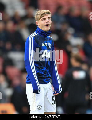 Vitalität Stadium, Bournemouth, Dorset, Großbritannien. 2 Nov, 2019. Fußball der englischen Premier League, Bournemouth Athletic gegen Manchester United; Brandon Williams von Manchester United erwärmt - Streng redaktionelle Verwendung. Keine Verwendung mit nicht autorisierten Audio-, Video-, Daten-, Spielpläne, Verein/liga Logos oder "live" Dienstleistungen. On-line-in-Match mit 120 Bildern beschränkt, kein Video-Emulation. Keine Verwendung in Wetten, Spiele oder einzelne Verein/Liga/player Publikationen Quelle: Aktion plus Sport/Alamy leben Nachrichten Stockfoto