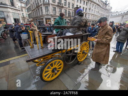Westminster, London, Großbritannien. 2. November 2019. Starker Regen und böigen Winde in London bei der Eröffnung der Route 66 Regent Street Motor Show statt, einen Tag vor dem jährlichen London nach Brighton Veteran Car Run. Credit: Malcolm Park/Alamy Leben Nachrichten. Stockfoto