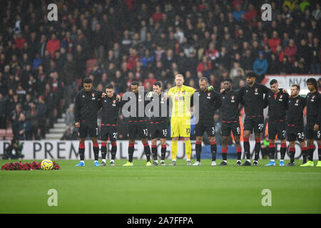 Vitalität Stadium, Bournemouth, Dorset, Großbritannien. 2 Nov, 2019. Fußball der englischen Premier League, Bournemouth Athletic gegen Manchester United; 1 minuten stille markiert der Tag des Gedenkens - Streng redaktionelle Verwendung. Keine Verwendung mit nicht autorisierten Audio-, Video-, Daten-, Spielpläne, Verein/liga Logos oder "live" Dienstleistungen. On-line-in-Match mit 120 Bildern beschränkt, kein Video-Emulation. Keine Verwendung in Wetten, Spiele oder einzelne Verein/Liga/player Publikationen Quelle: Aktion plus Sport/Alamy leben Nachrichten Stockfoto