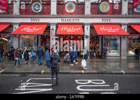 Westminster, London, Großbritannien. 2. November 2019. Starker Regen und böigen Winde in London bei der Eröffnung der Route 66 Regent Street Motor Show, mit der die Besucher in Scharen zu Hamleys Toy Store. Credit: Malcolm Park/Alamy Leben Nachrichten. Stockfoto