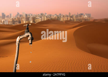 Tropfende Wasserhahn, Wüste und Skyline von Big City im Hintergrund, Konzept der globalen Erwärmung Planet, Wasserknappheit und der Fortschritte bei der Bekämpfung der Wüstenbildung Stockfoto