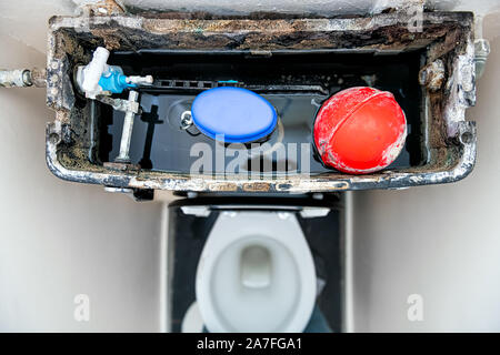 Flache Oberseite closeup auf defekten Wc mit dem verschmutzten schmutzige alte Material im Inneren mit Pumpe und Wasser in engen Badezimmer in Vereinigtes Königreich Stockfoto