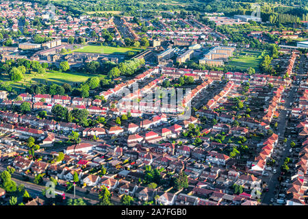 Der Antenne hohen Winkel Vogelperspektive vom Flugzeug über die Stadt London in Großbritannien mit reihenhäuser Gebäude Stockfoto