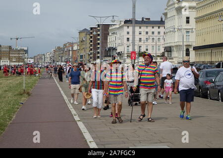 Die Brighton Pride Festival und im März 2019 an einem schönen sonnigen Nachmittag Stockfoto