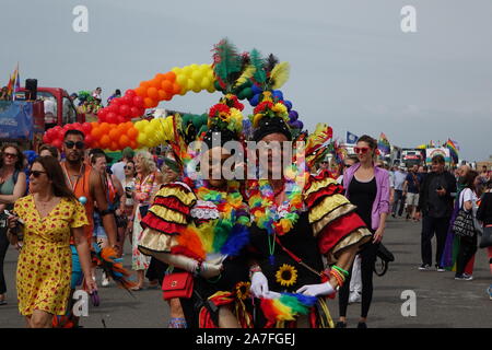 Die Brighton Pride Festival und im März 2019 an einem schönen sonnigen Nachmittag Stockfoto