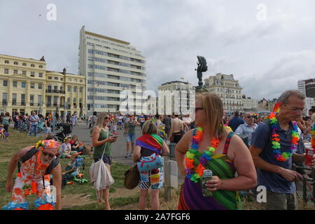 Die Brighton Pride Festival und im März 2019 an einem schönen sonnigen Nachmittag Stockfoto