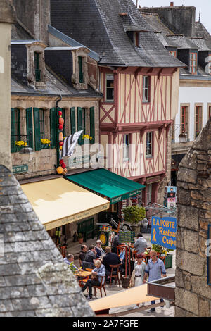 Blick auf die Altstadt von der Stadtmauer, Concarneau, Finistère, Bretagne, Frankreich Stockfoto