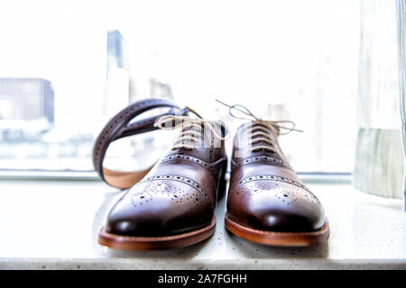Leder Herren braun Schuhe Paar closeup noch leben isoliert mit Schnürsenkel Schnürsenkel gebunden und Riemen für die Hochzeit oder die Vorbereitung auf das Bewerbungsgespräch auf Fensterbank Stockfoto