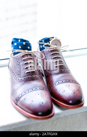 Leder Herren braun Schuhe Paar closeup Stillleben mit blauen Tupfen Socken, Beobachten und Schnürsenkel Schnürsenkel für die Hochzeit oder die Vorbereitung auf das Bewerbungsgespräch gebunden Stockfoto