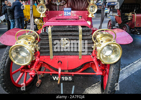 London, Großbritannien, 02. November 2019 ein Schaufenster von 125 Jahren Autofahren einschließlich Veteran, Vintage, klassischen und modernen Autos. Die weltweit am längsten laufenden fahrende Veranstaltung liefert ein Stück lebendige Geschichte als wegweisende Automobile ihren jährlichen Ausflug bewältigen. Die Veteran Car Run, zurückgehend bis 1927, gegründet wurde zum Gedenken an die Emanzipation von 1896, feierte die neue Freiheit der Autofahrer durch das Läuten der "Red Flag Act" gewährt. Credit: Paul Quezada-Neiman/Alamy leben Nachrichten Stockfoto