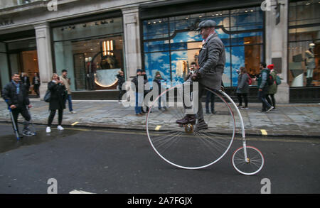 London, Großbritannien, 02. November 2019 einen Penny Farthing biker machen Passanten in der Regent Street Lächeln, in der Bonham veteran London Brighton Run Paul Quezada-Neiman/Alamy Live News Credit: Paul Quezada-Neiman/Alamy leben Nachrichten Stockfoto