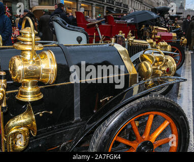 London, Großbritannien, 02. November 2019 ein Schaufenster von 125 Jahren Autofahren einschließlich Veteran, Vintage, klassischen und modernen Autos. Die weltweit am längsten laufenden fahrende Veranstaltung liefert ein Stück lebendige Geschichte als wegweisende Automobile ihren jährlichen Ausflug bewältigen. Die Veteran Car Run, zurückgehend bis 1927, gegründet wurde zum Gedenken an die Emanzipation von 1896, feierte die neue Freiheit der Autofahrer durch das Läuten der "Red Flag Act" gewährt. Credit: Paul Quezada-Neiman/Alamy leben Nachrichten Stockfoto