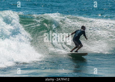 Surfen im Meer umgibt, dass Tap Mun Insel (auch als Gras Insel bekannt), einer von vielen Hong Kong Islands Stockfoto