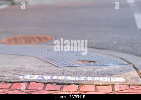 New Orleans Altstadt Dauphine Zeichen auf Gehweg Pflaster Straße in Louisiana berühmte Stadt niedrigen Winkel Erdgeschoss anzeigen Stockfoto