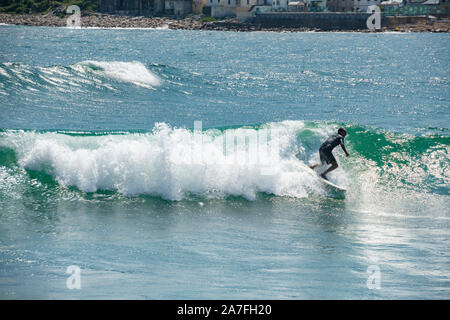 Surfen im Meer umgibt, dass Tap Mun Insel (auch als Gras Insel bekannt), einer von vielen Hong Kong Islands Stockfoto