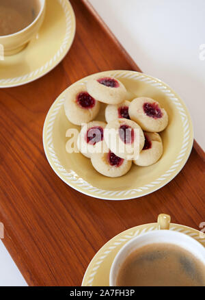 Frisch gebackene Kuchen, 'Himbeere Höhlen" (hallongrottor), für den Kaffee. Foto Jeppe Gustafsson Stockfoto