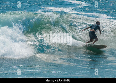 Surfen im Meer umgibt, dass Tap Mun Insel (auch als Gras Insel bekannt), einer von vielen Hong Kong Islands Stockfoto