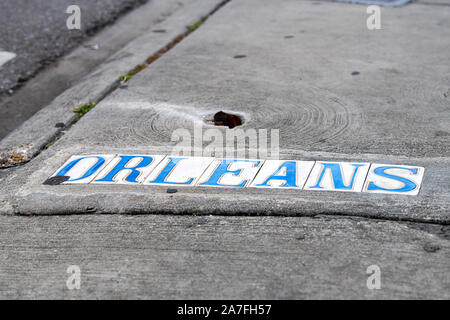 Historische Altstadt Orleans street sign Low Angle View auf Gehweg Pflaster in New Orleans, Louisiana berühmten Stadt Stadt Stockfoto