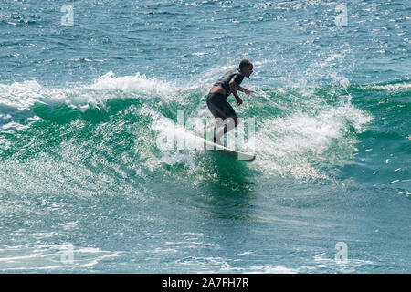 Surfen im Meer umgibt, dass Tap Mun Insel (auch als Gras Insel bekannt), einer von vielen Hong Kong Islands Stockfoto