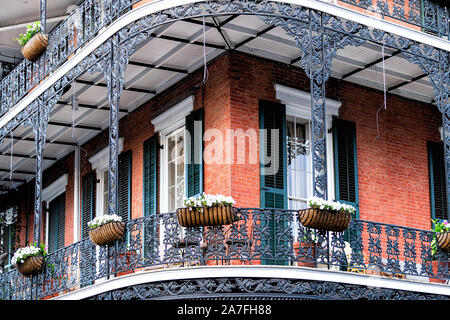 New Orleans, USA Altstadt Straße in Louisiana berühmte Stadt mit Nahaufnahme des typischen Gusseisen balkon Wand Ecke Gebäude Stockfoto