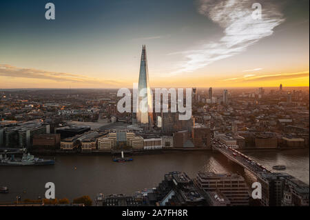 Blick vom Himmel Garten Terrassen im Süden Londons und busy Thames River mit zweithöchste Wolkenkratzer in Europa. Stockfoto