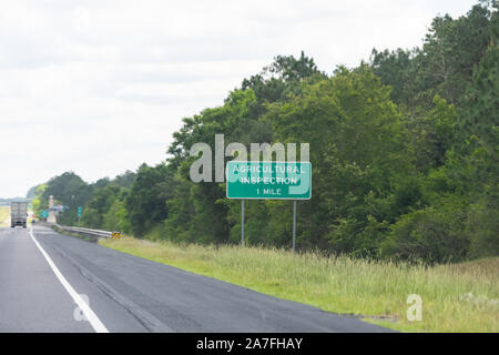 In Mobile, Alabama, Stadt der Autobahn Interstate 10 und zur landwirtschaftlichen Kontrollstation in 1,6 km Ausfahrt Stockfoto