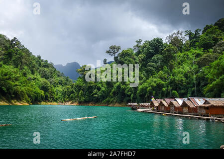 Schwimmende bungalows Dorf in Cheow Lan Lake, Khao Sok, Thailand Stockfoto