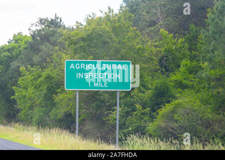 In Mobile, Alabama, Stadt der Autobahn Interstate 10 und Nahaufnahme von Zeichen für Landwirtschaft Bahnhof in 1,6 km Ausfahrt Stockfoto