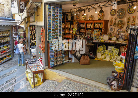 Die Isola Bella, Italien - 26 September 2019: Leute, die vor einem Souvenirshop im Bella Insel am Lago Maggiore in Italien Stockfoto