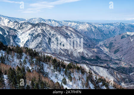Takayama, Japan hohen Winkel Luftaufnahme in Shinhotaka Seilbahn in Gifu Präfektur Mountain Park Frühling Stockfoto