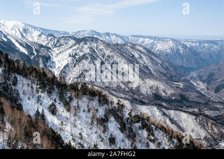 Takayama, Japan Sky High Angle View in Shinhotaka Seilbahn in Gifu Präfektur Mountain Park Frühling mit Pinien auf Peak Stockfoto