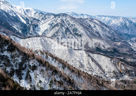 Takayama, Japan sky Luftaufnahme in Shinhotaka Seilbahn in Gifu Präfektur Mountain Park Frühling mit Pinien auf Peak Stockfoto