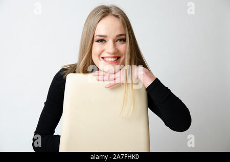 Junge weibliche model aus Polen posiert im Studio. Mädchen mit niedlichen Lächeln, höflich Gesichtsausdruck. Stockfoto