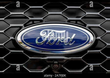 Kielce, Polen, 16. März 2019: Ford Zeichen auf einem Auto grillel. Der Ford Motor Company ist eine US-amerikanische multinationale Automobilhersteller mit Sitz in Dearborn. Stockfoto