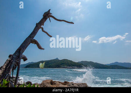 Surfen im Meer umgibt, dass Tap Mun Insel (auch als Gras Insel bekannt), einer von vielen Hong Kong Islands Stockfoto