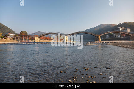 Der Blick auf den historischen Holz- kintai Bogenbrücke über Nishiki Fluss im Herbst Farbe ändern Der japanische Ahorne. Iwakuni, Yamaguchi Präf Stockfoto